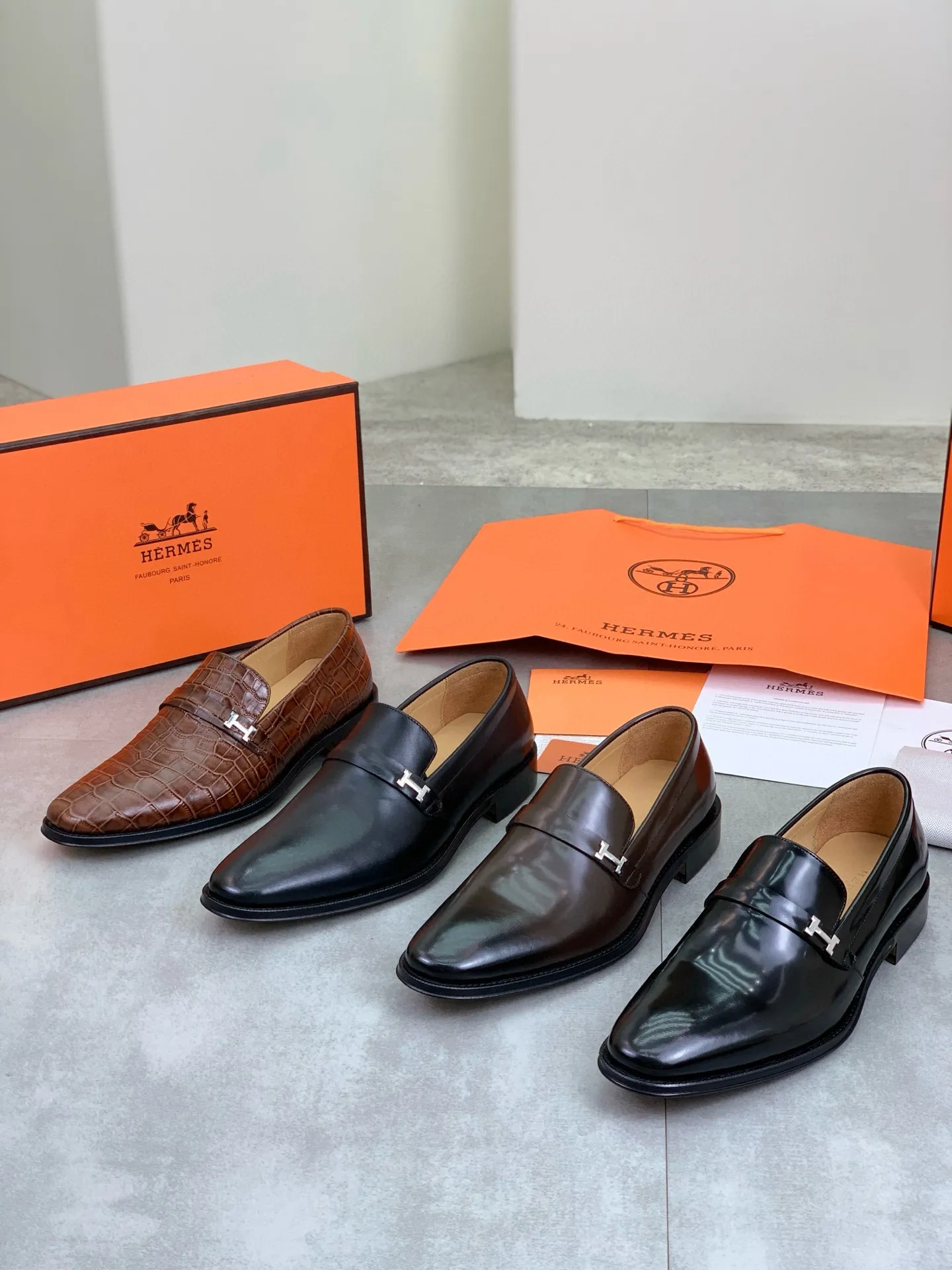 Factory price P960 💰Top version 💎💎💎 Original leather outsole Brand: Hermès (Hermès) Standard code: Men's size 39-44 (38, 45 can be customized) Grade: Same as the official website Original quality materials: Original soft calfskin Water-dyed cowhide lining Original Italian leather outsole Style categories: Men's fashion Formal casual leather shoes Slip-on men's shoes series Young fashion European and American trends, British style, colors: multiple options, counter packaging
